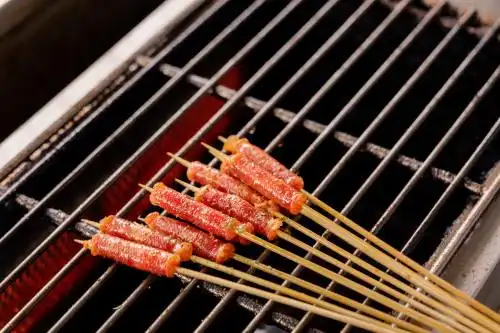 一把烧烤小香肠串串