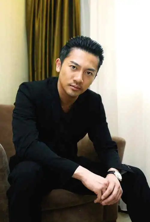 其实很早之前苏有朋承认过有一个圈外的女友,后来慢慢地群众舆论也淡