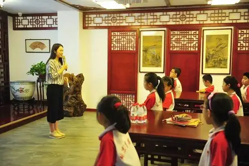 北大美女作家李若辰走进育英学校,分享"学习如何抄近道"!