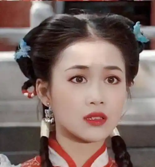 原创古装皇后梁小冰穿裙子跳舞卖萌51岁依然美如少女