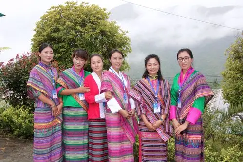 最后是身着门巴族服装的墨脱中学女教师们