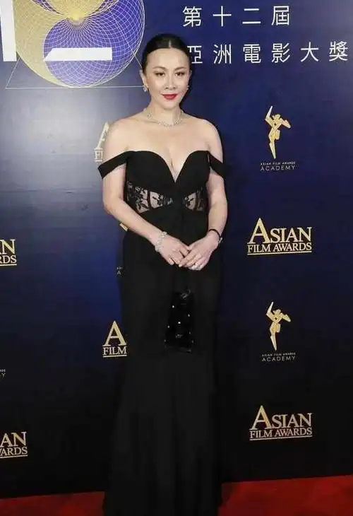 刘嘉玲牛掰了!晚礼服肩带滑落都能淡定自如,网友:女王威武!