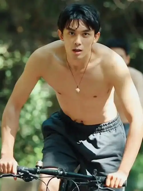 吴磊骑车一直骑到涮肉变熟#
回顾一下文艺片破亿男主何目莲骑车#吴