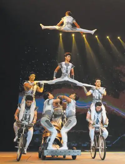 《逐风者·男子集体车技》节目剧照.中国杂技团供图