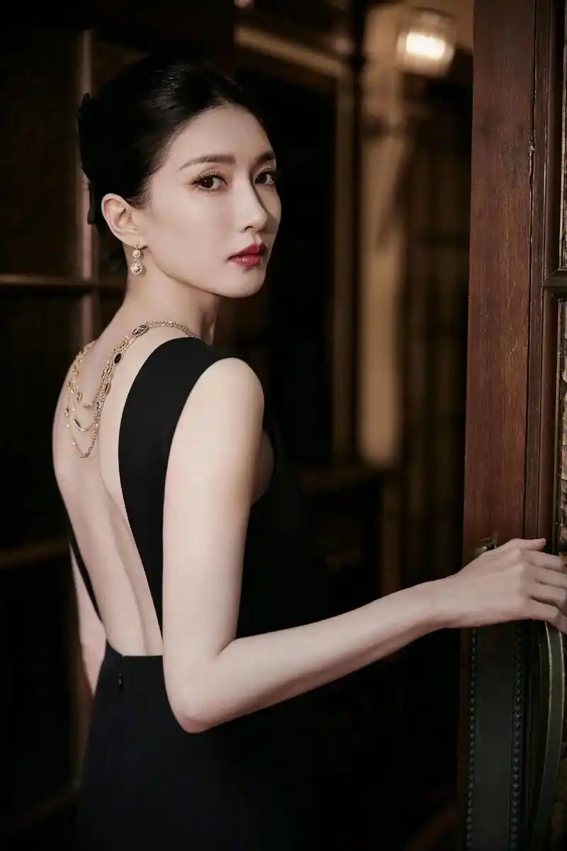 江疏影|个人写真.她俏脸成熟靓丽,秀眸明亮,烈焰红唇,肩线流 - 抖音