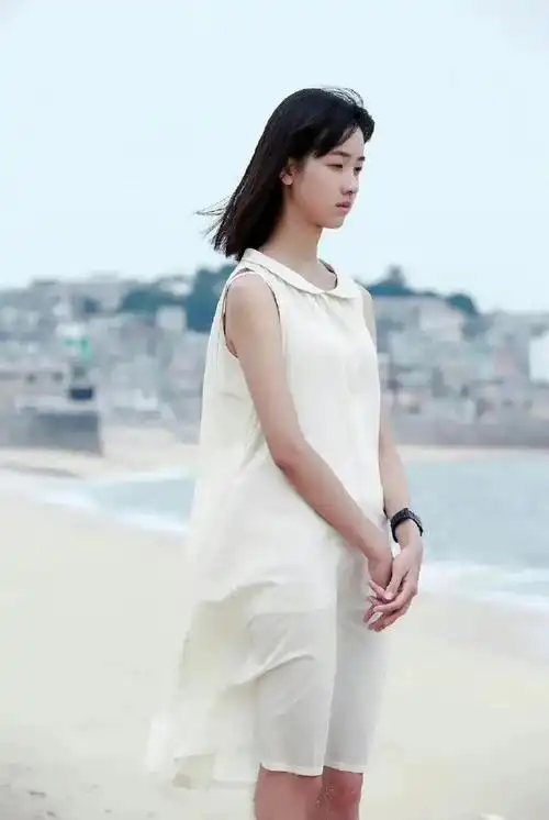 看着这张照片,陈都灵的眼睛真的是那么的明亮,让人心驰神往.