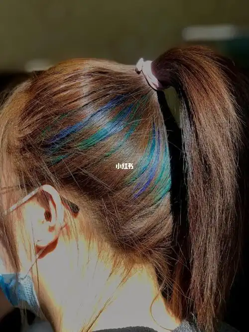 披头发不会看见,扎头发就很个性了.