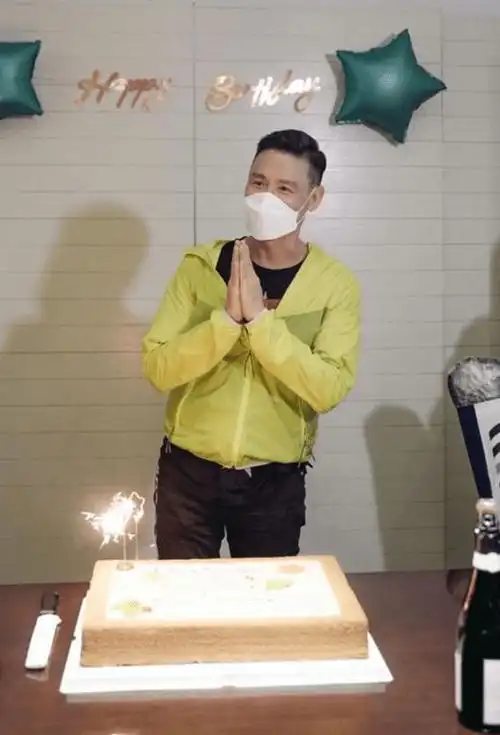 歌神张学友过60岁大寿照曝光,梳斜背发型身材消瘦,众星发文贺寿