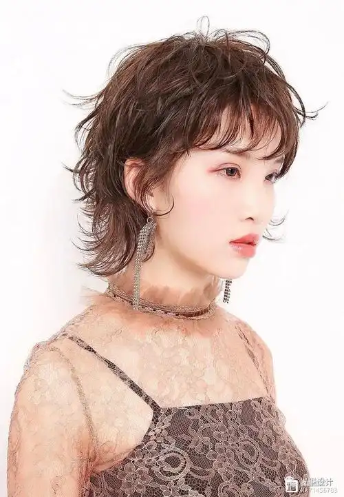 微卷发更减龄,中短发烫个微卷发,刘海是比较有造型感的八字刘海,今年