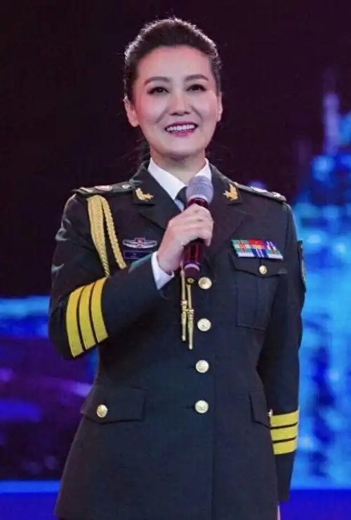 谭晶是中国人民解放军总政治部歌舞团的一位出色女高音歌唱家,她身材