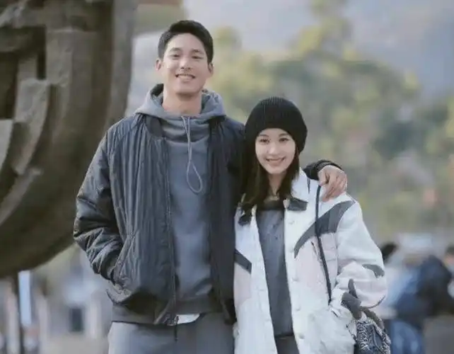 刘宇宁携王子文牵手现身重庆,女方抬手疑走光,30cm身高差像父女_演技