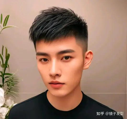 这种发型适合任何脸型,可以增加头发的蓬松感,遮盖头皮的不足,显得