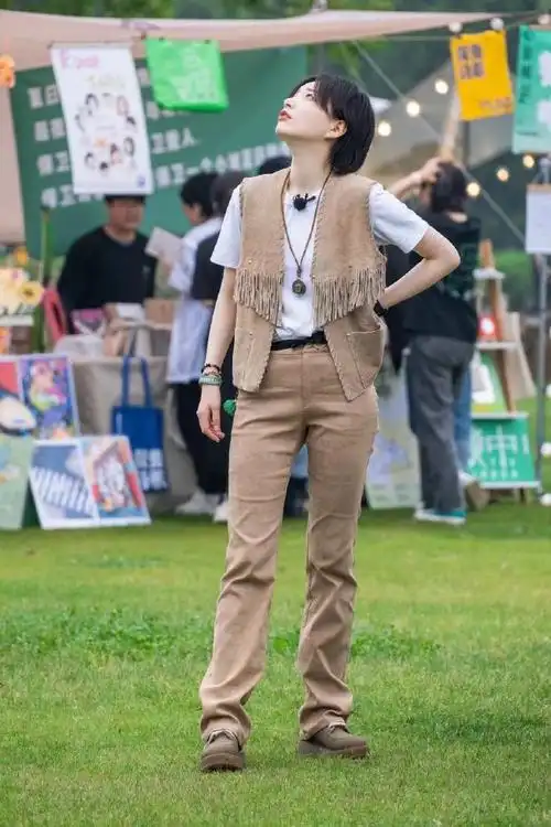 李斯丹妮露营差点被雷劈了