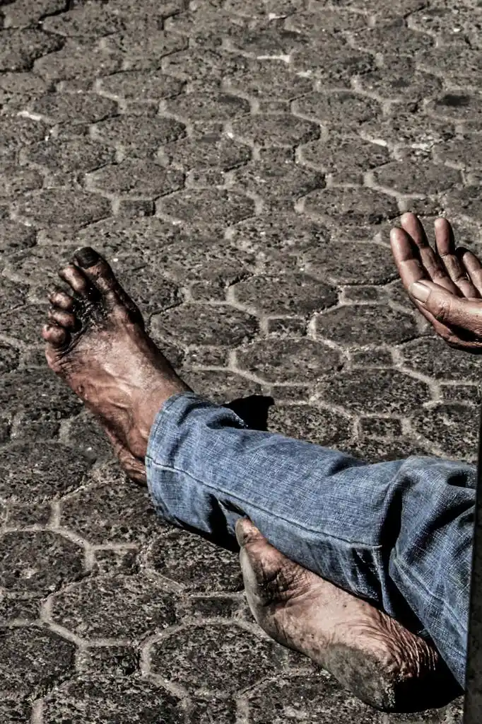 无家可归讨钱,无家可归者讨钱,脏露出脚