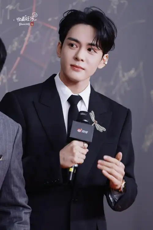 曾舜晞官宣微博视界大会##曾舜晞红毯好贵##曾舜晞霸总造型