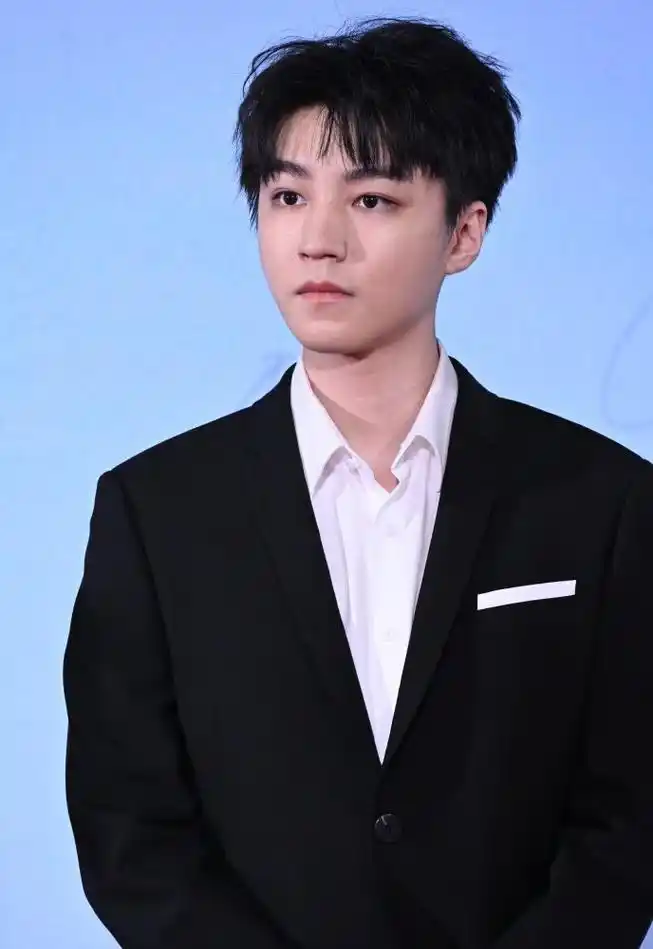 看了"真实镜头"下的王俊凯生图,网友直言:太丑了!