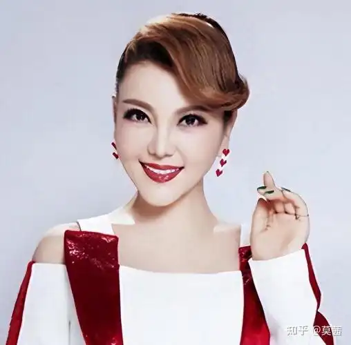 乌兰图雅不仅是一位歌手,她是草原的使者,用音乐连接着每一个心灵.