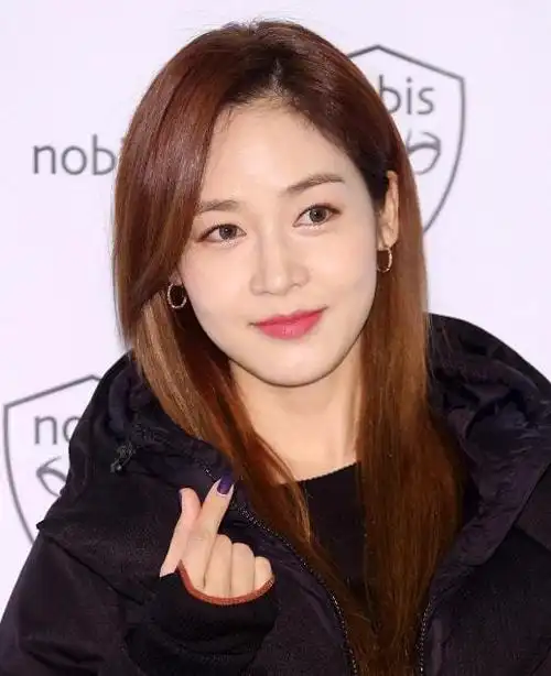 成宥利与宋承宪相恋1年36岁嫁给圈外人41岁生下双胞胎