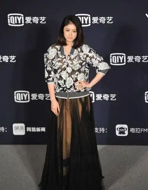 蒋欣大骨架还穿宽肩外套配纱裙秀气质气场没升还宽若两人