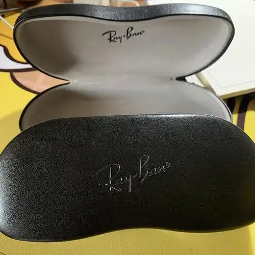 送雷朋的眼镜盒…(如果买家需要的话) 几乎全新 我不爱用眼镜盒  容量