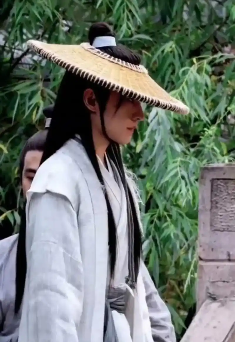 杨洋主演的《凡人修仙传》最新路透照释出,这次是带斗笠的形象,不过