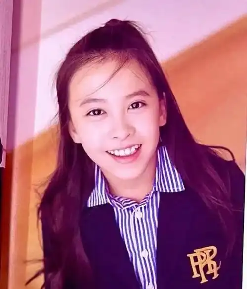 刘涛一双儿女逛街被拍,16岁女儿青春期发胖,儿子高爸爸王珂半头