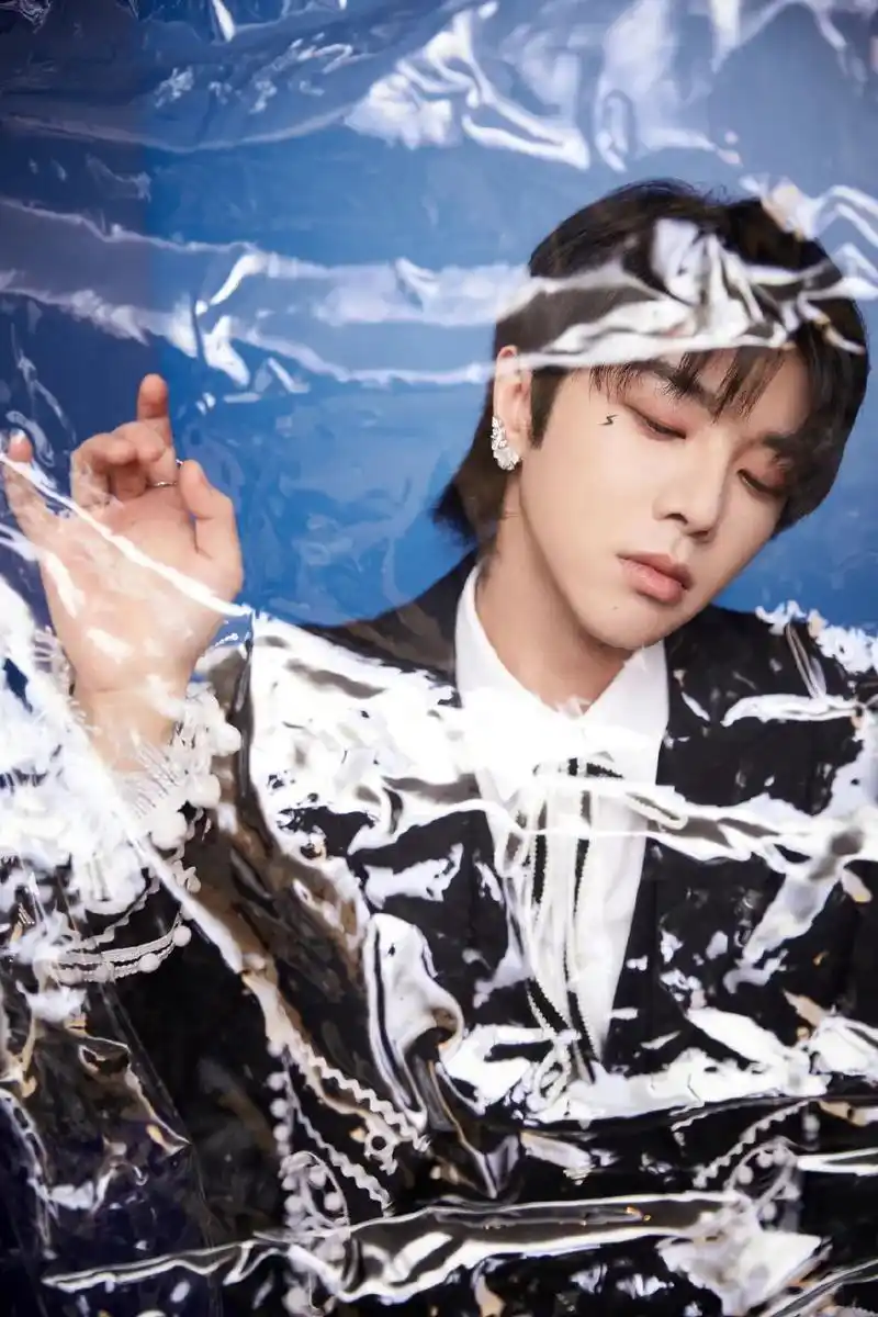 华晨宇微博之夜壁纸闪电眼妆酷飒帅气西装蛊精天帝名不虚传