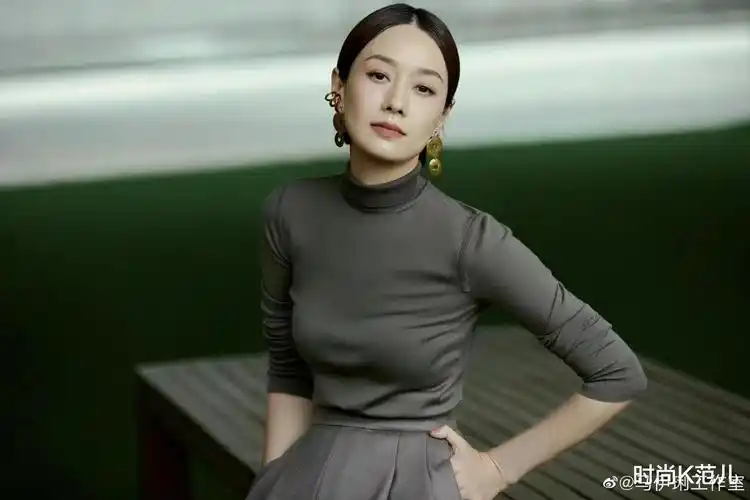 马伊琍新发型真好看,换刘海短发气质减龄,穿粉色西装美回少女样