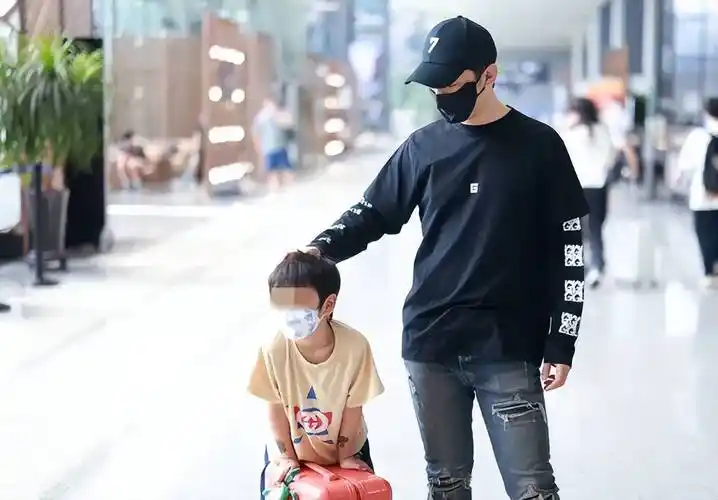 baby送儿子上学,大腿粗壮皮肤蜡黄显老,与黄晓明群头像引争议_海绵