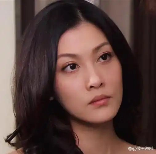 "艾莉"李彩桦高原上玩滑板,一身透视装显身材,38岁仍如少女