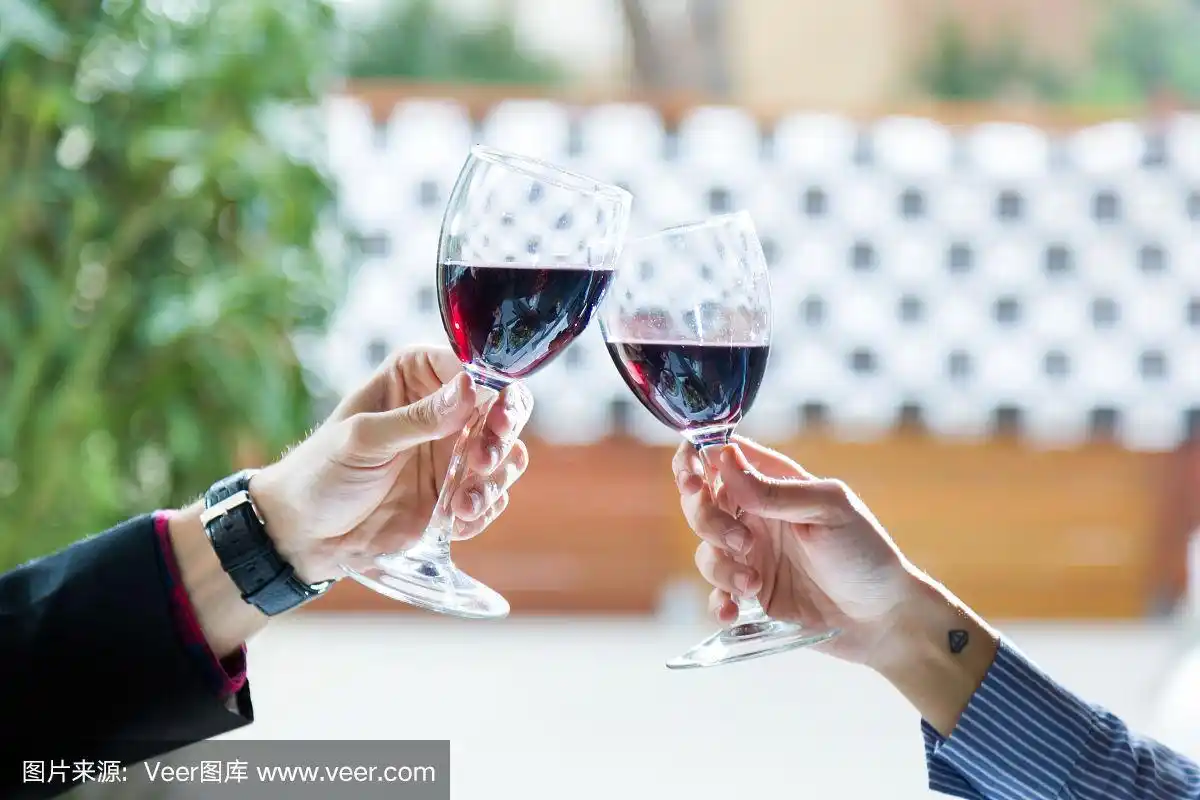 一对年轻漂亮的夫妇在餐厅里互相敬酒.