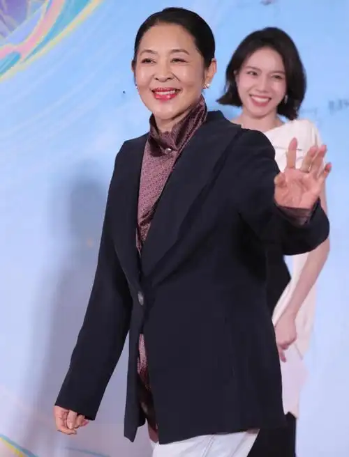 64岁倪萍近况!亮相大学生电影节,脸部变化有些大,疑似整容过度